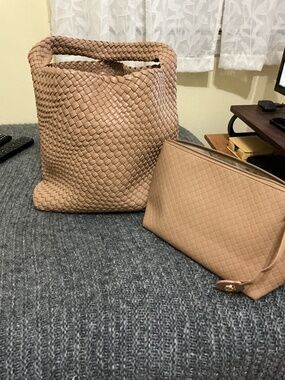 Woven women’s tote with clutch